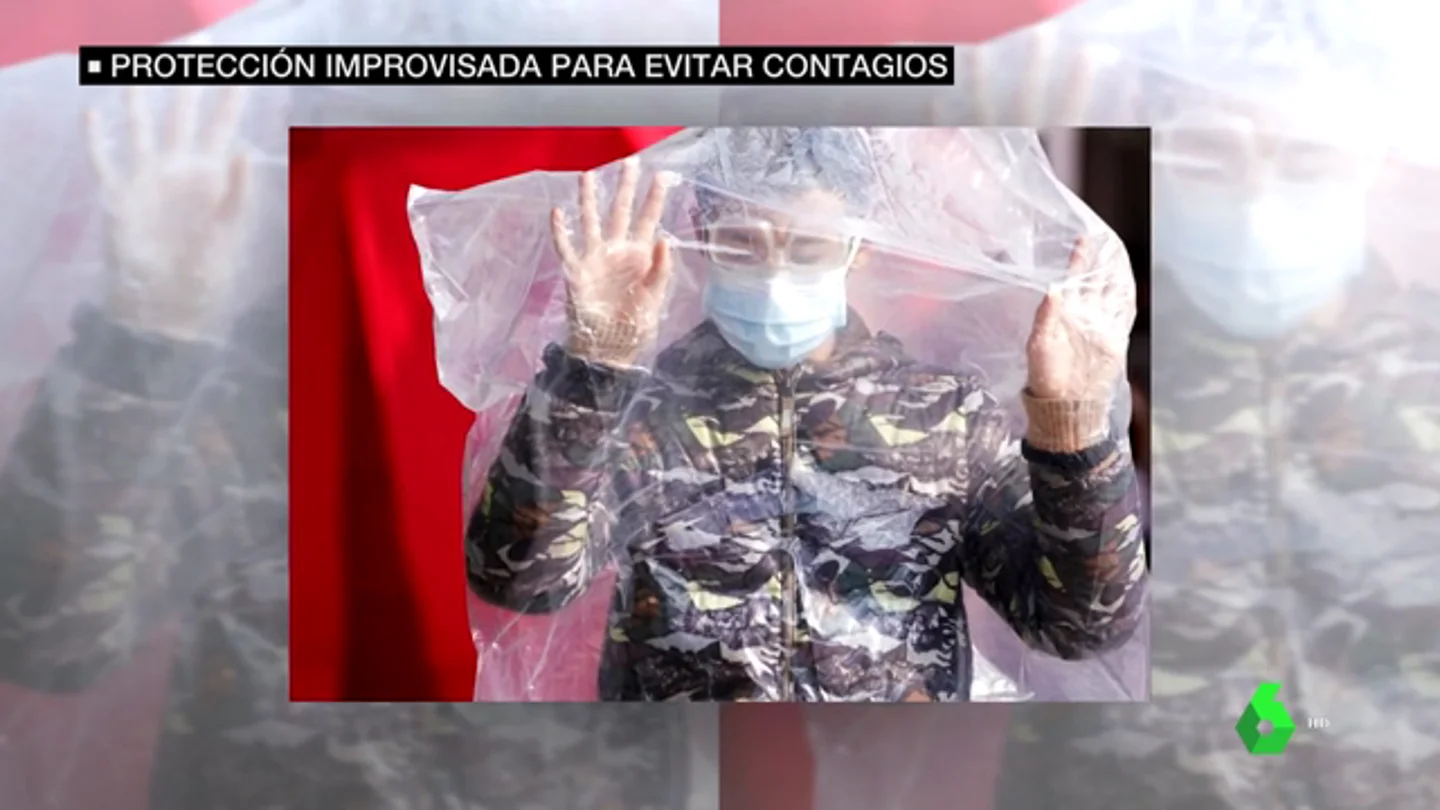 Un chino cubierto con una bolsa de plástico frente al coronavirus Un chino cubierto con una bolsa de plástico frente al coronavirus