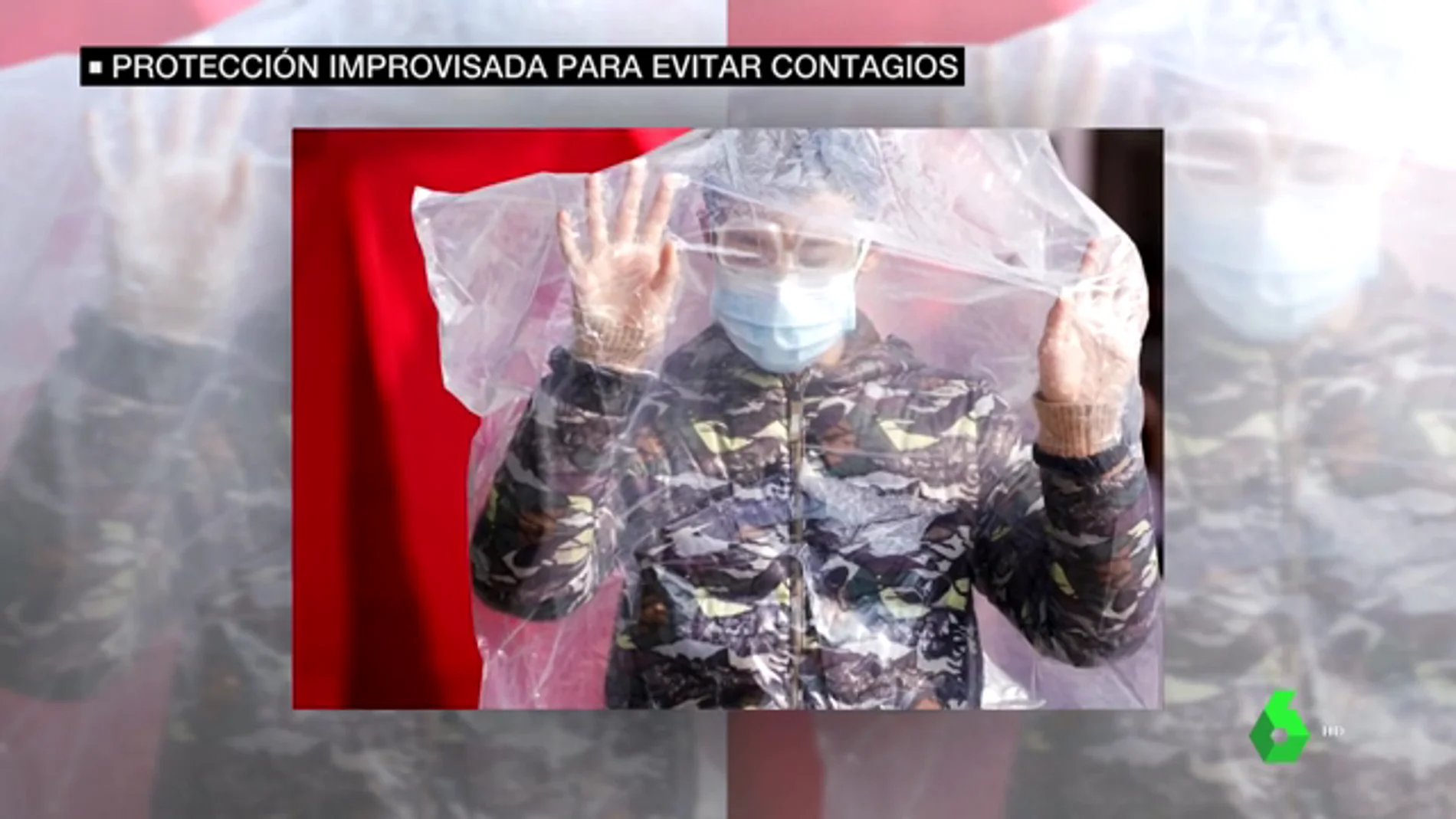 Un chino cubierto con una bolsa de plástico frente al coronavirus