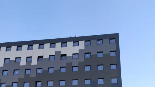 Un hombre que amenaza con tirarse desde la cornisa del edificio Hotel en construcción en Málaga