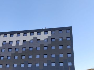 Un hombre que amenaza con tirarse desde la cornisa del edificio Un hombre que amenaza con tirarse desde la cornisa del edificio