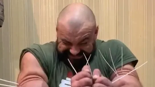 Sergey Tsyrulnikov demuestra su fuerza Sergey Tsyrulnikov demuestra su fuerza