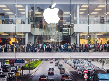 Una tienda Apple con gran afluencia 