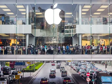 Una tienda Apple con gran afluencia Una tienda Apple con gran afluencia