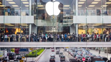 Una tienda Apple con gran afluencia