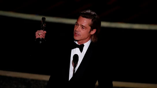 Brad Pitt recoge el Oscar a Mejor Actor secundario Brad Pitt recoge el Oscar a Mejor Actor secundario