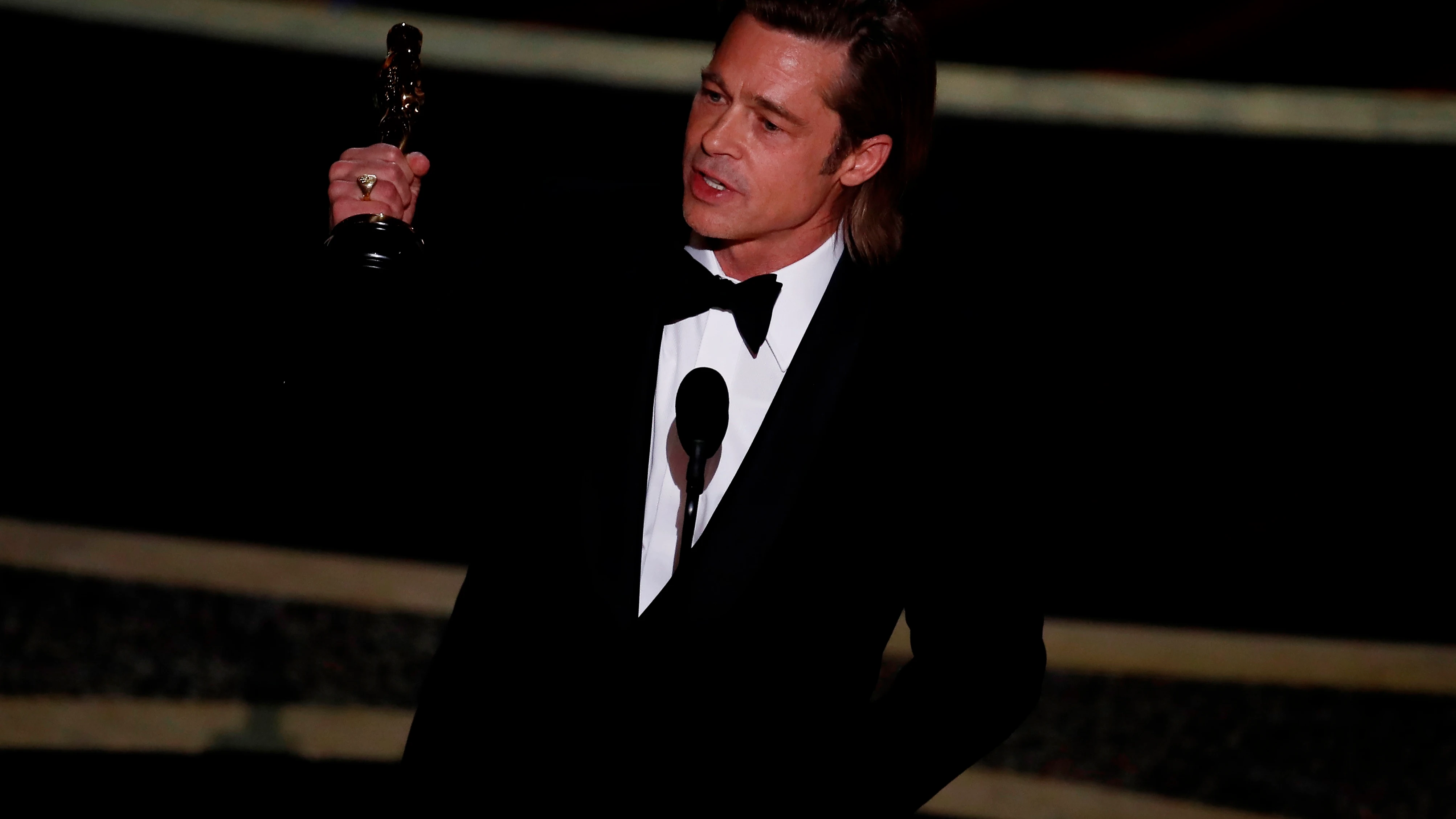 Brad Pitt recoge el Oscar a Mejor Actor secundario