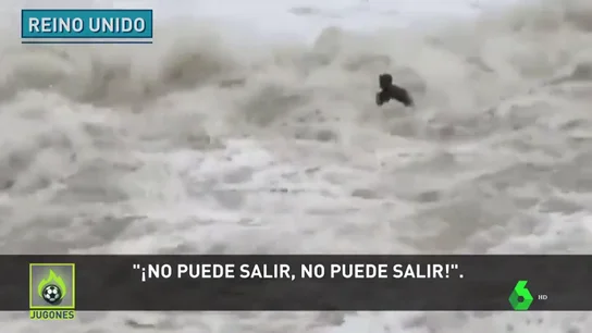 Rescatan a un surfista que se lanza al mar en medio del temporal en Reino Unido Rescatan a un surfista que se lanza al mar en medio del temporal en Reino Unido