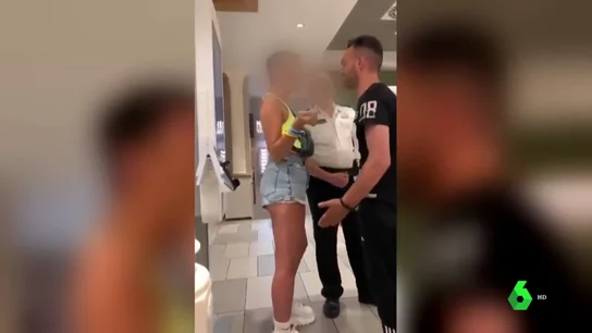La Fiscalía denuncia al vigilante de seguridad de un restaurante por permitir una agresión homófoba dentro del local La Fiscalía denuncia al vigilante de seguridad de un restaurante por permitir una agresión homófoba dentro del local