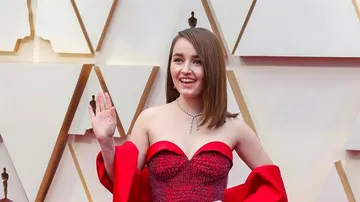 Kaitlyn Dever ​​en la alfombra roja de los Oscar 2020