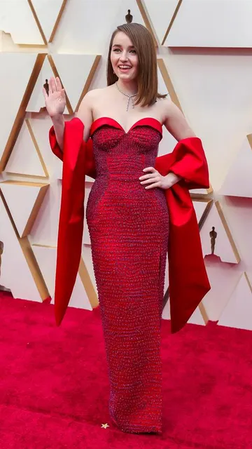 Kaitlyn Dever ​​en la alfombra roja de los Oscar 2020