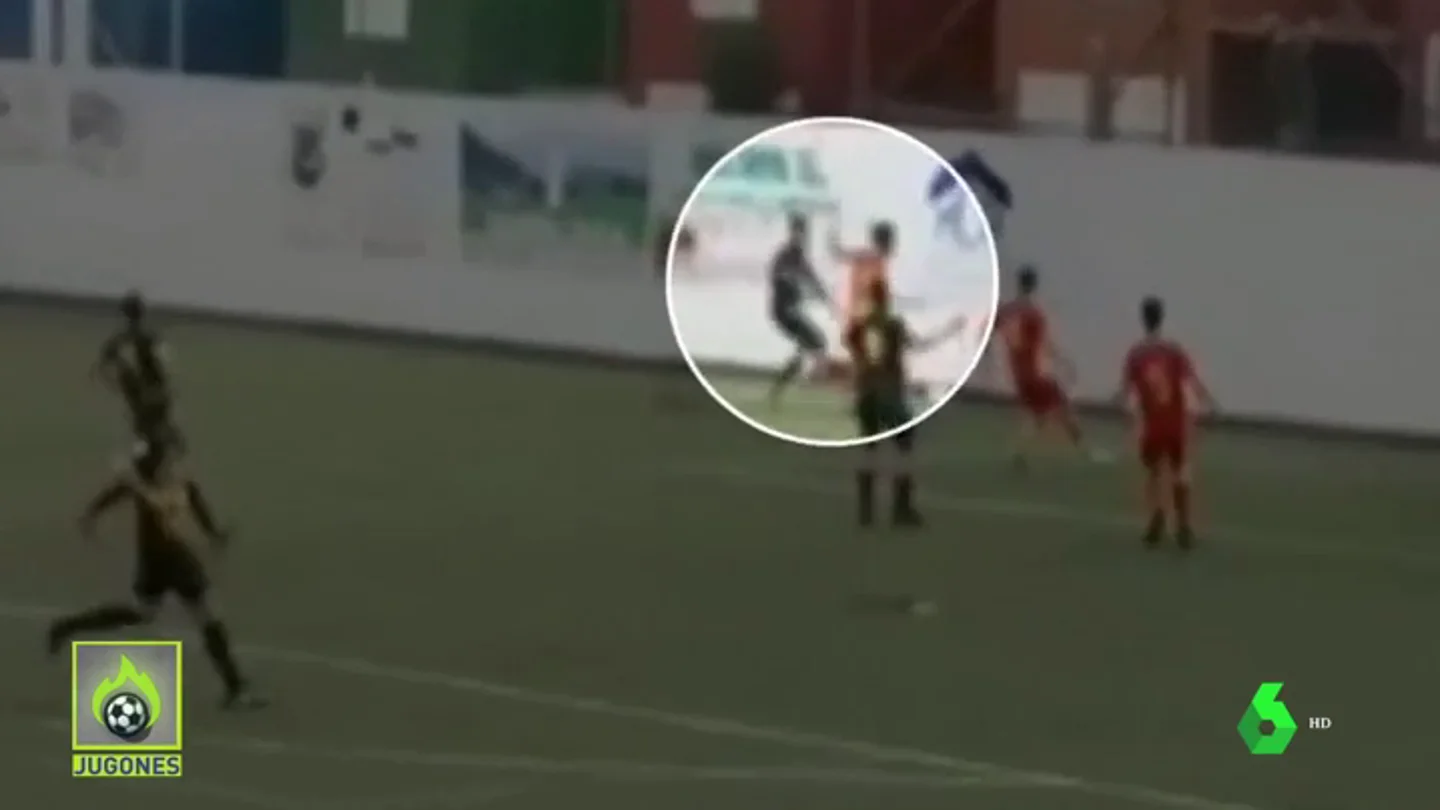 Un futbolista se rompe las dos muñecas tras un duro golpe... y la ambulancia tarda 40 minutos en llegar Un futbolista se rompe las dos muñecas tras un duro golpe... y la ambulancia tarda 40 minutos en llegar