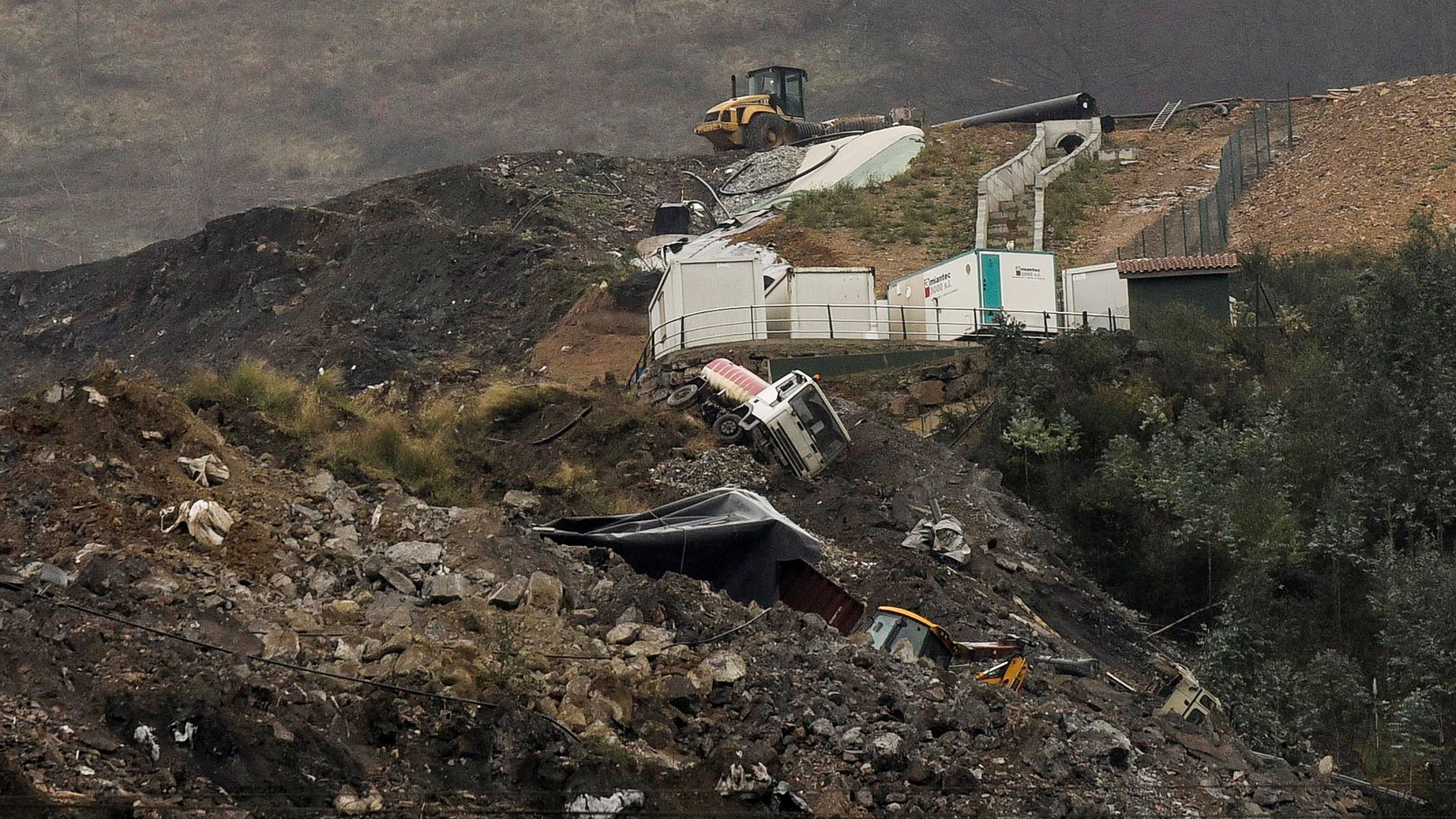 El operativo de búsqueda tras el corrimiento de tierras en localidad vizcaína de Zaldibar, Bizkaia.