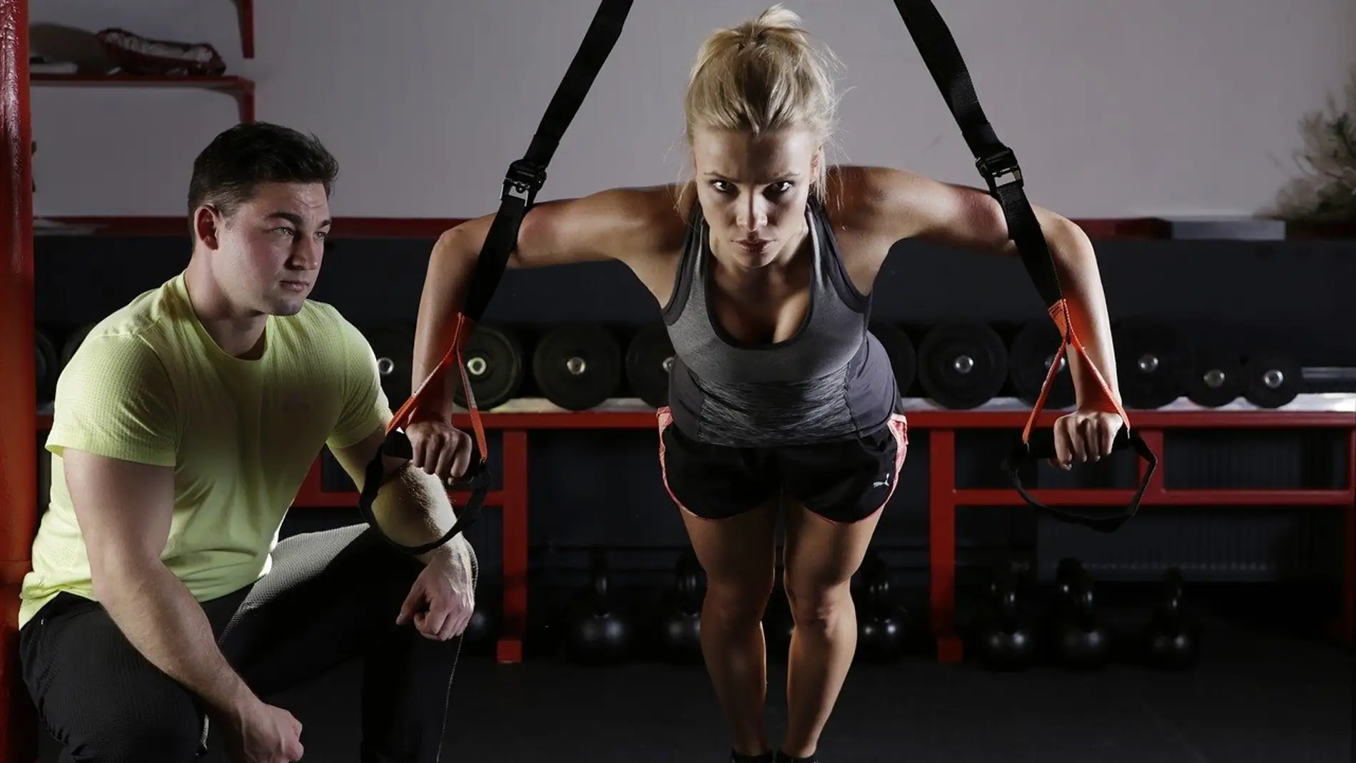 mujer y hombre en el gimnasio