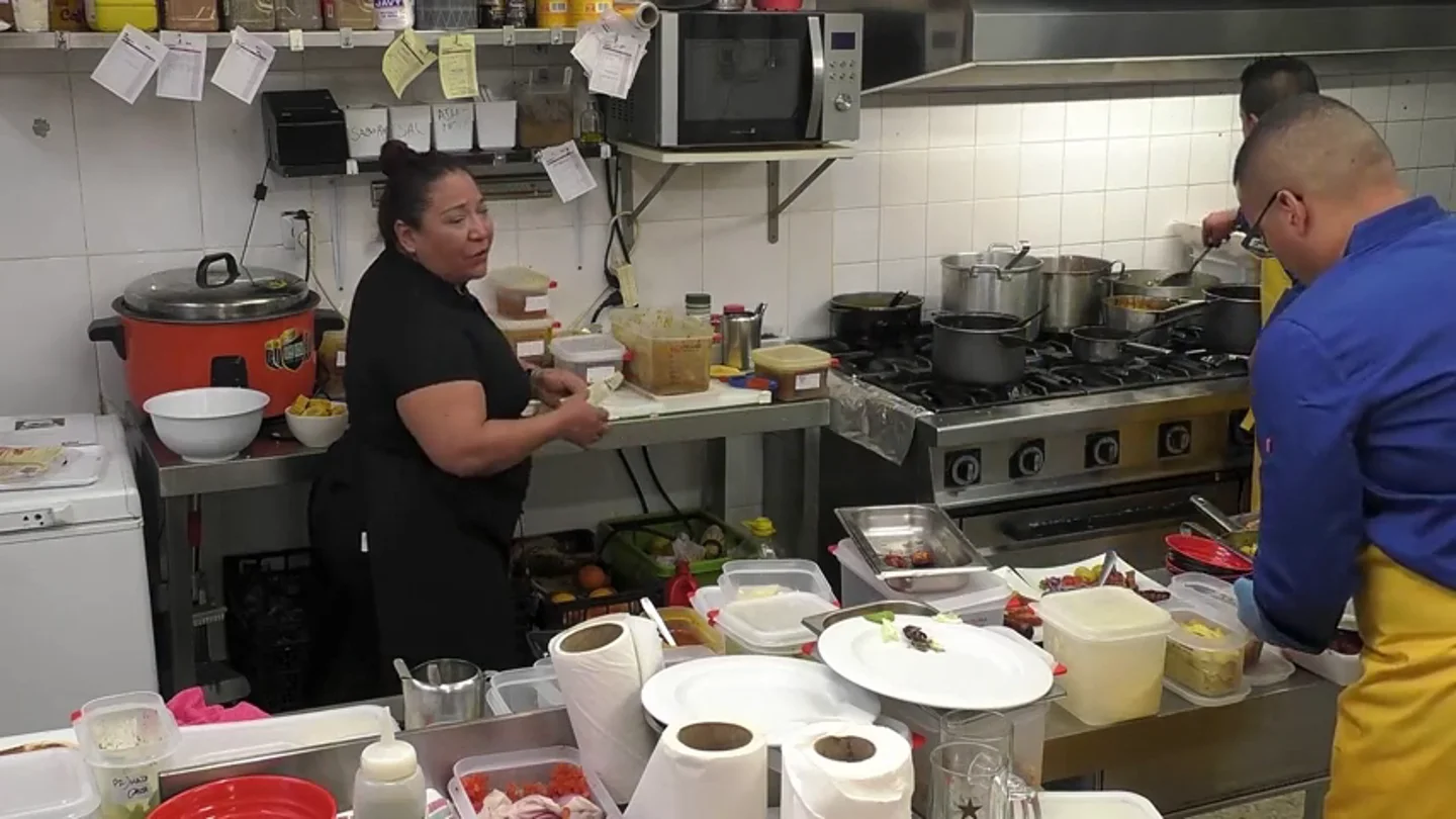 La madrina toma las riendas del servicio de reapertura dando órdenes: "Gonzalo, ¡ven aquí, coño!" La madrina toma las riendas del servicio de reapertura dando órdenes: "Gonzalo, ¡ven aquí, coño!"