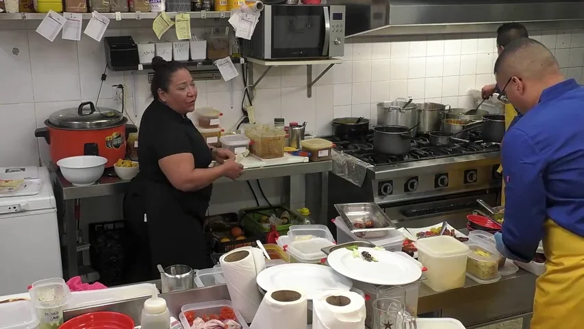 La madrina toma las riendas del servicio de reapertura dando órdenes: "Gonzalo, ¡ven aquí, coño!"