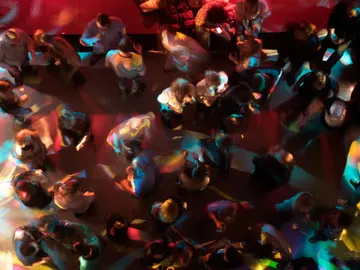 ¿Crees que podrías reconocer a tus amigos por cómo se mueven en la pista de baile? ¿Crees que podrías reconocer a tus amigos por cómo se mueven en la pista de baile?