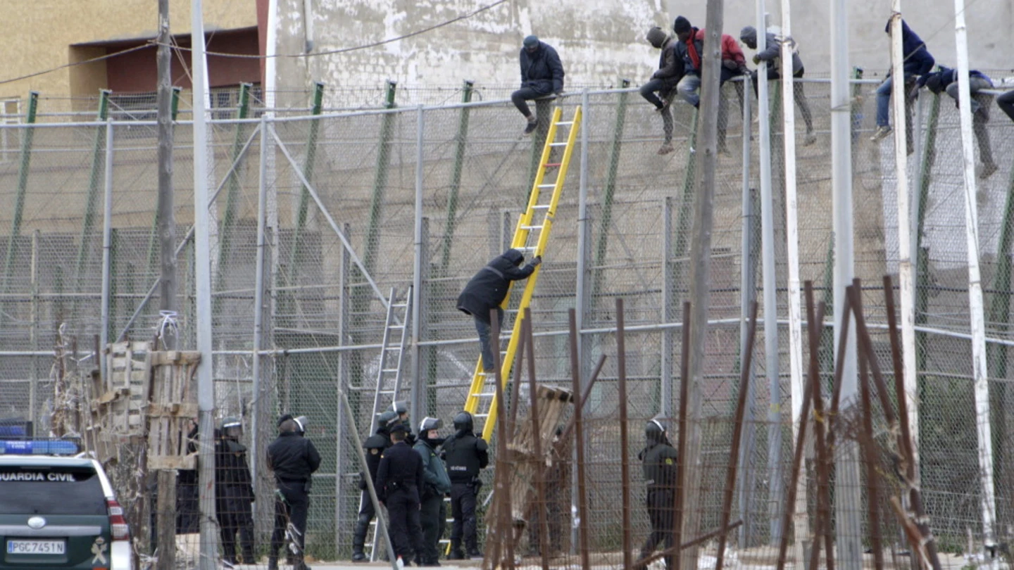 Imagen de una devolución en caliente en la valla de Melilla Imagen de una devolución en caliente en la valla de Melilla
