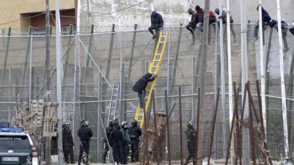 Imagen de una devolución en caliente en la valla de Melilla