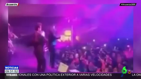 El vocalista del grupo 'La Adictiva' recibe un botellazo en la cara en pleno concierto El vocalista del grupo 'La Adictiva' recibe un botellazo en la cara en pleno concierto