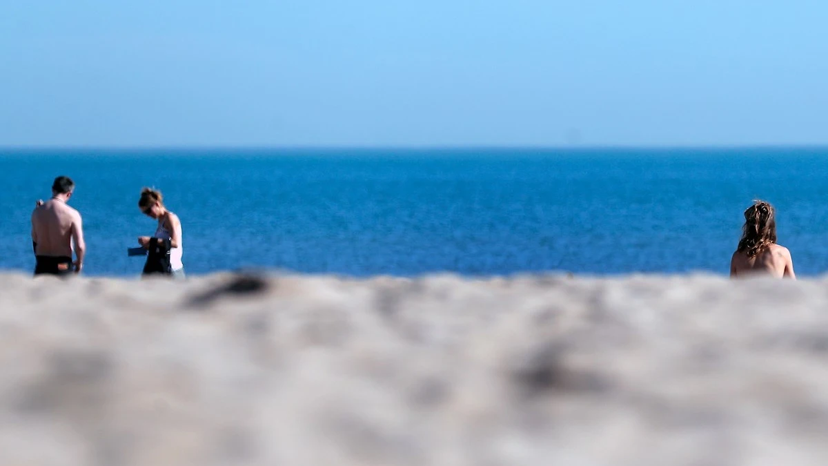 Varias personas en la playa de la Malvarrosa