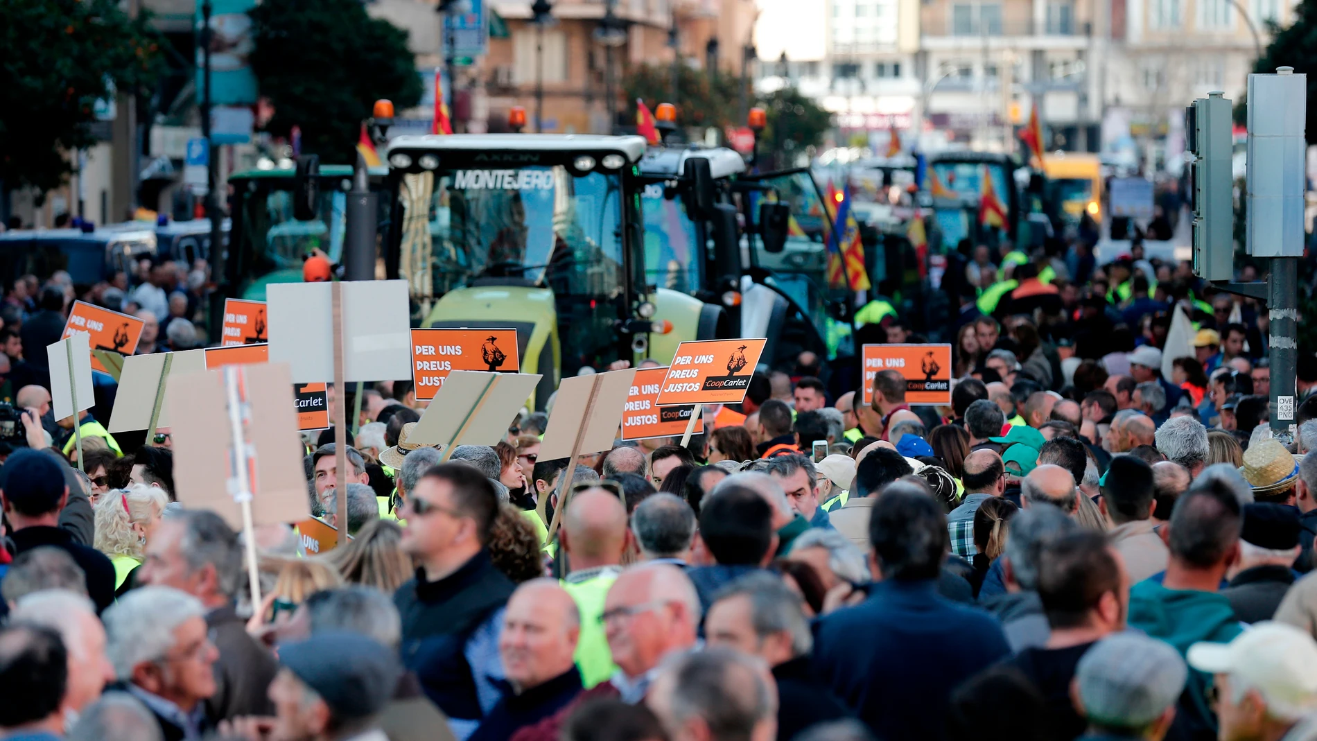 Cientos de tractores protestan en Valencia