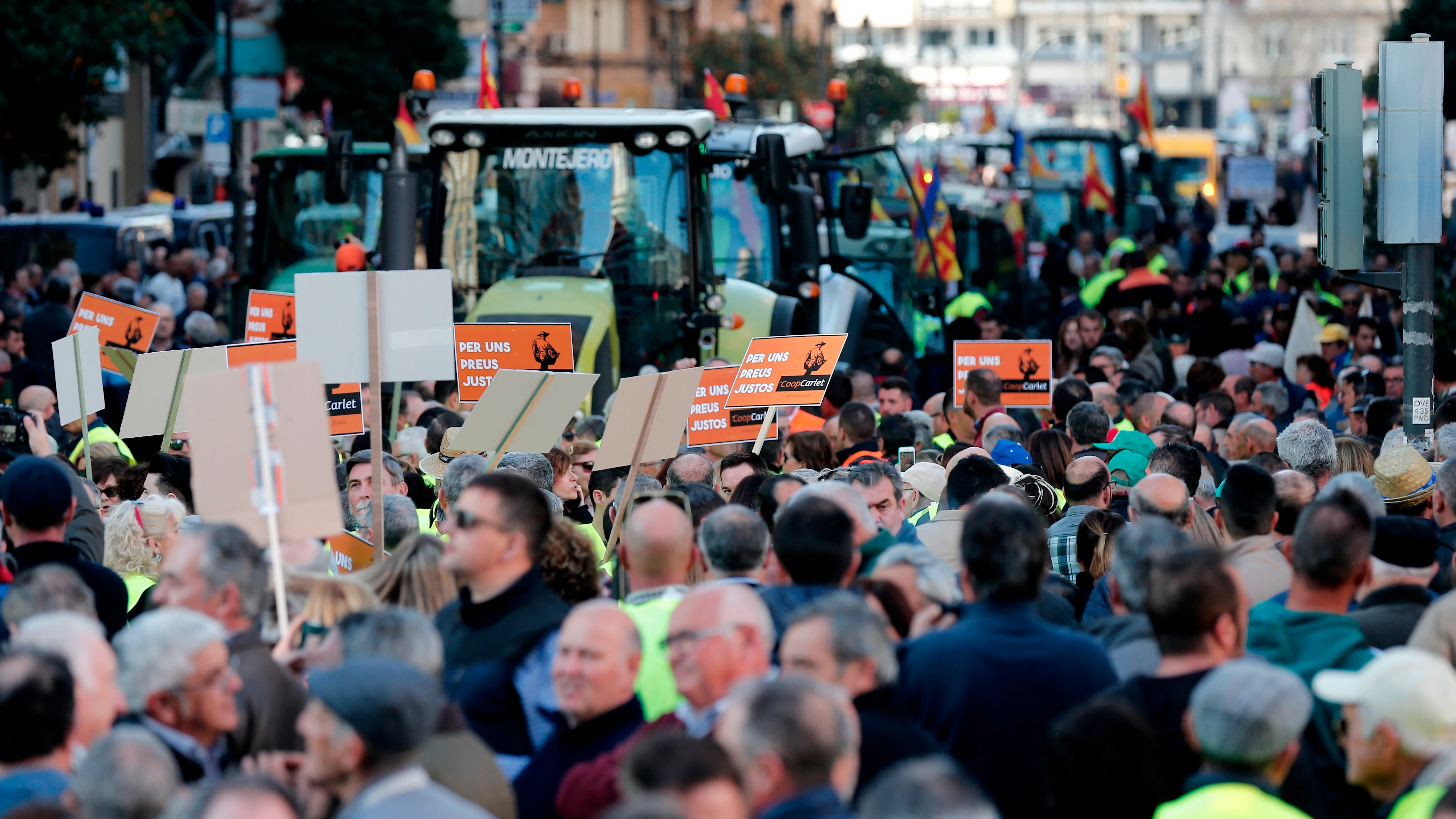 Cientos de tractores protestan en Valencia