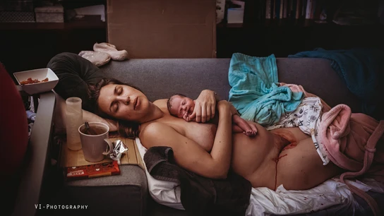'Un momento de silencio' de Jessica Vink, premiada en la categoría de posparto Mejores fotografías de nacimientos