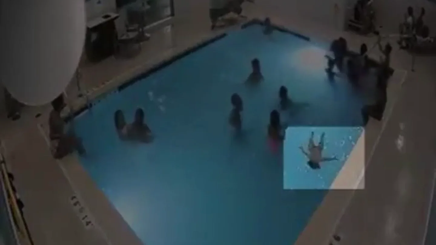 El agónico rescate de un niño de dos años que se estaba ahogando en una piscina sin que nadie se diera cuenta El agónico rescate de un niño de dos años que se estaba ahogando en una piscina sin que nadie se diera cuenta