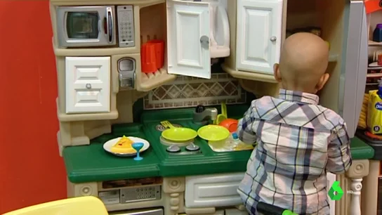 Imagen de archivo de un niño jugando Imagen de archivo de un niño jugando