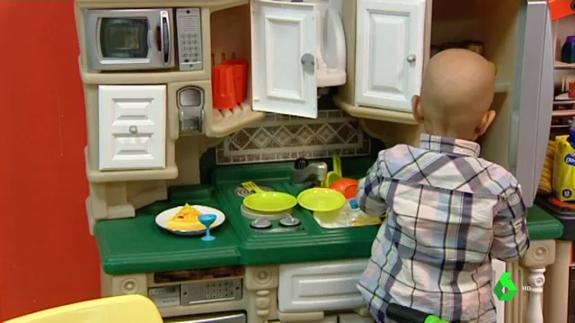 Imagen de archivo de un niño jugando