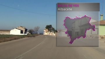 Vivir en Balsa de Ves, un pueblo convertido en el "gestor de residuos de toda España" por una macrogranja