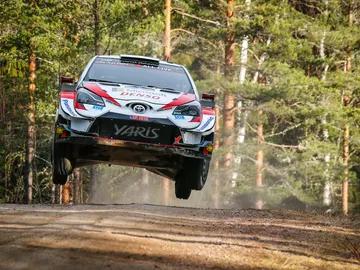 Elfyn Evans es líder en una Suecia sin nieve Elfyn Evans es líder en una Suecia sin nieve