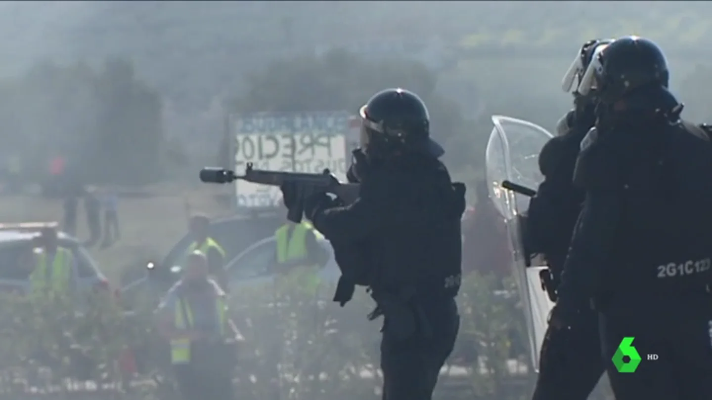 VÍDEO REEMPLAZO - Antidisturbios lanzan botes de humo para dispersar a "radicales" que protestaban en Lucena por la situación de los agricultores VÍDEO REEMPLAZO - Antidisturbios lanzan botes de humo para dispersar a "radicales" que protestaban en Lucena por la situación de los agricultores