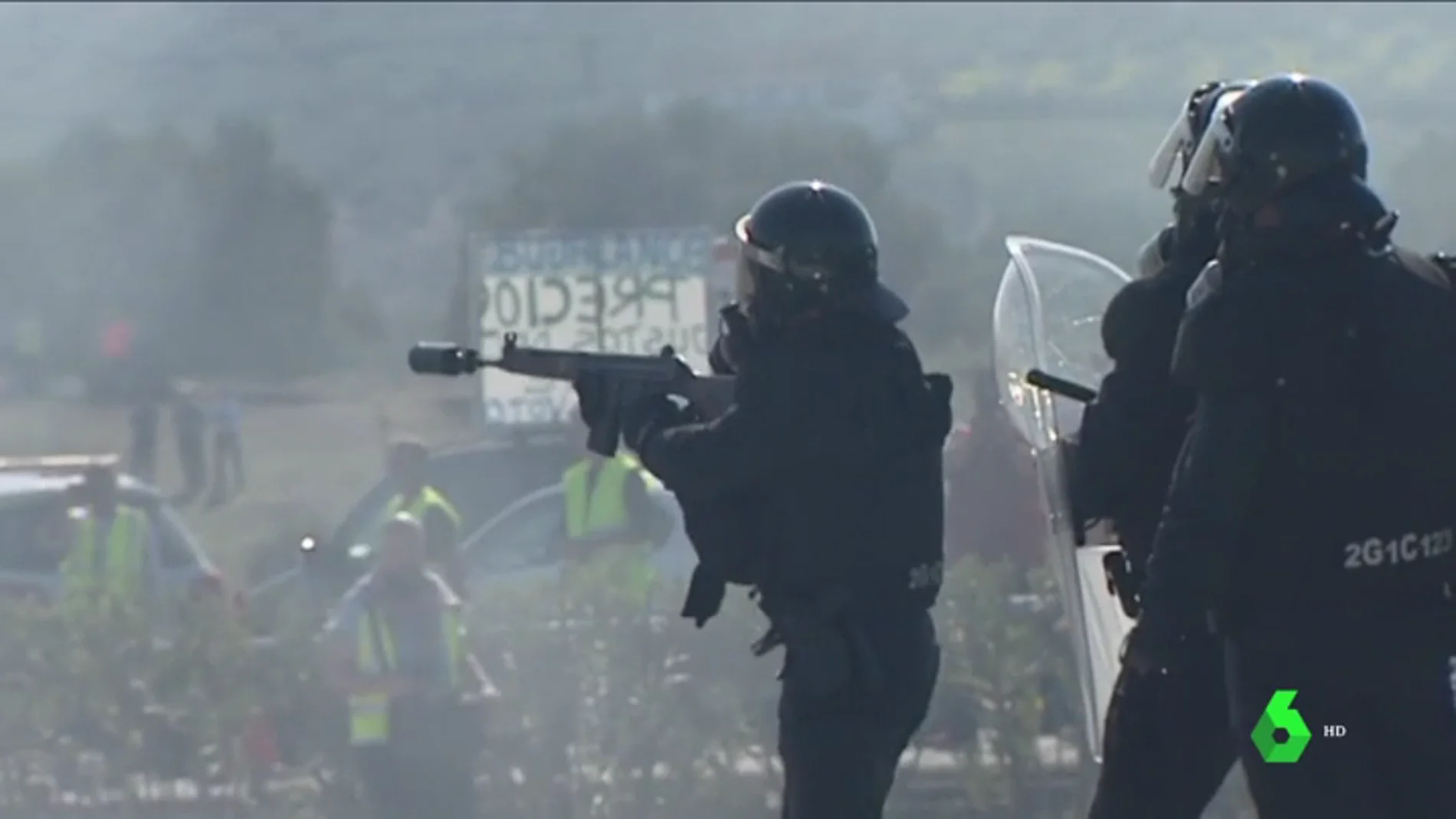 VÍDEO REEMPLAZO - Antidisturbios lanzan botes de humo para dispersar a "radicales" que protestaban en Lucena por la situación de los agricultores
