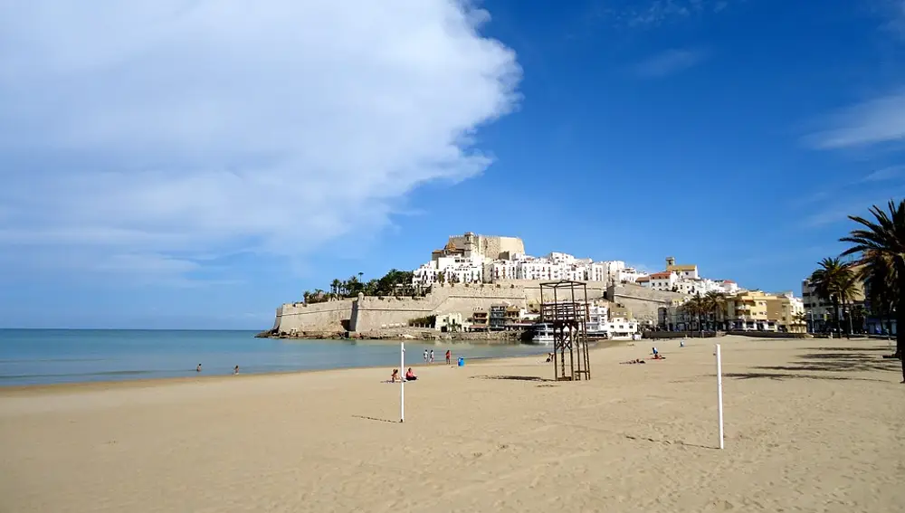 El castillo de Peñíscola desde la playa
