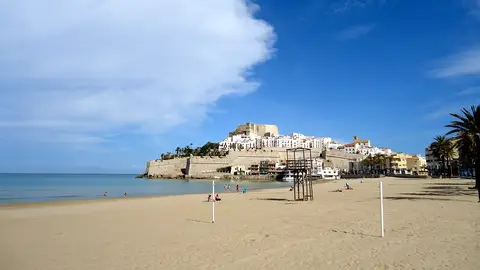 El castillo de Peñíscola desde la playa El castillo de Peñíscola desde la playa