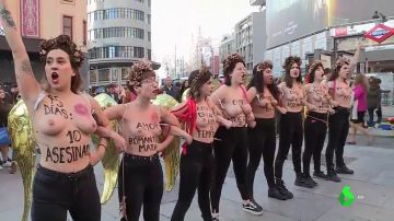 Activistas de Femen protestan en Madrid contra la violencia machista bajo el lema 'Ni una menos'