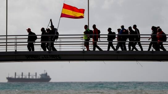 Grupo de personas recorriendo el camino de la Desband&aacute;