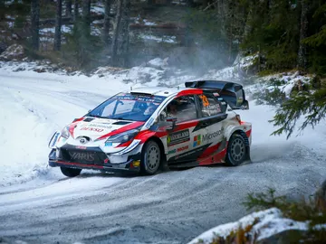 Elfyn Evans sigue líder Elfyn Evans sigue líder