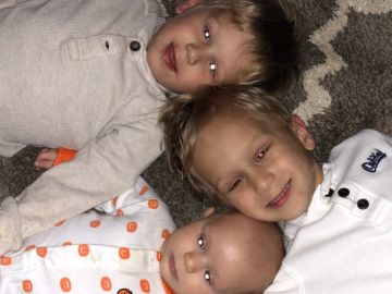 Imagen de los tres hermanos que padecen el mismo cáncer. Imagen de los tres hermanos que padecen el mismo cáncer.