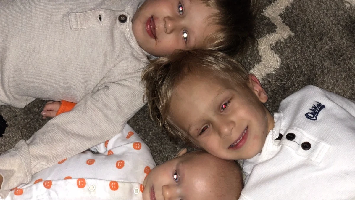 Imagen de los tres hermanos que padecen el mismo cáncer. 