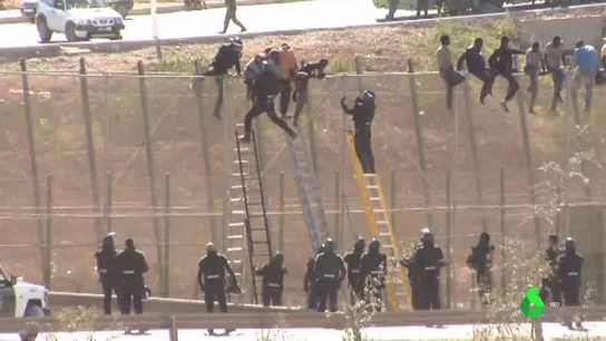 Migrantes tratan de saltar la valla de Melilla Migrantes tratan de saltar la valla de Melilla