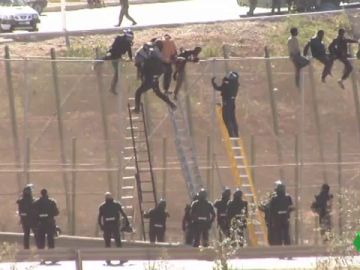 Migrantes tratan de saltar la valla de Melilla Migrantes tratan de saltar la valla de Melilla