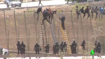 Migrantes tratan de saltar la valla de Melilla