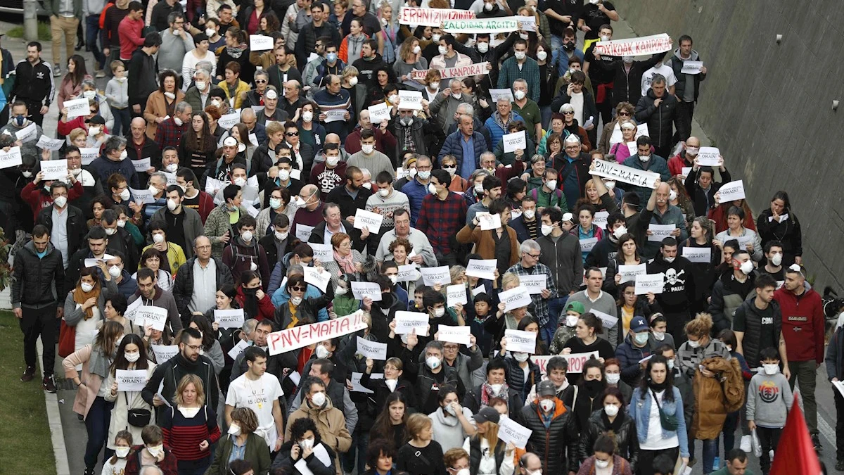 Multitudinaria manifestación de vecinos de Eibar, Ermua y Elgeta