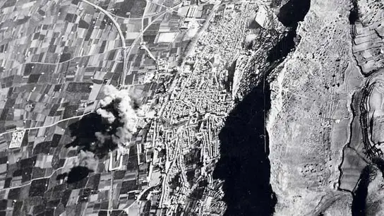 Imagen del bombardeo de Xàtiva tomada por los aviones fascistas Imagen del bombardeo de Xàtiva tomada por los aviones fascistas