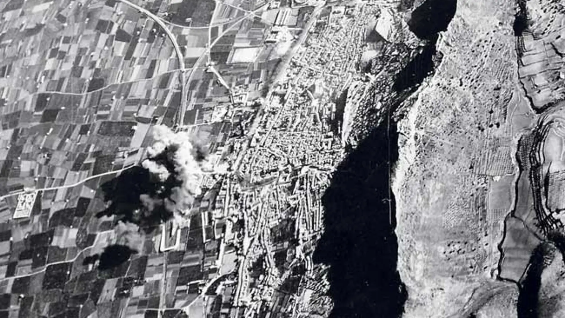 Imagen del bombardeo de Xàtiva tomada por los aviones fascistas