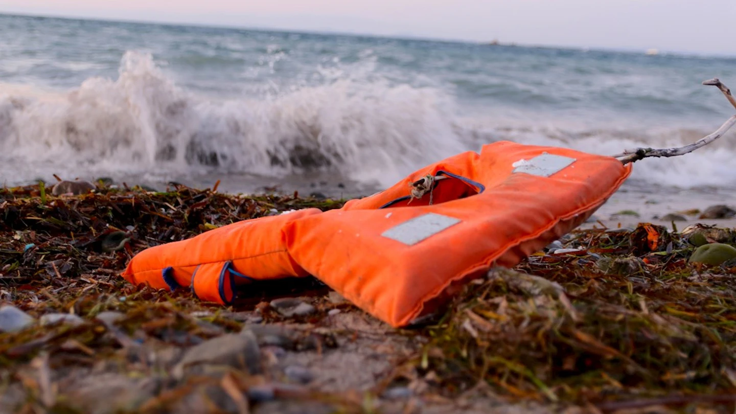 Un chaleco salvavidas abandonado en una playa próxima a la capital de Lesbos Un chaleco salvavidas abandonado en una playa próxima a la capital de Lesbos