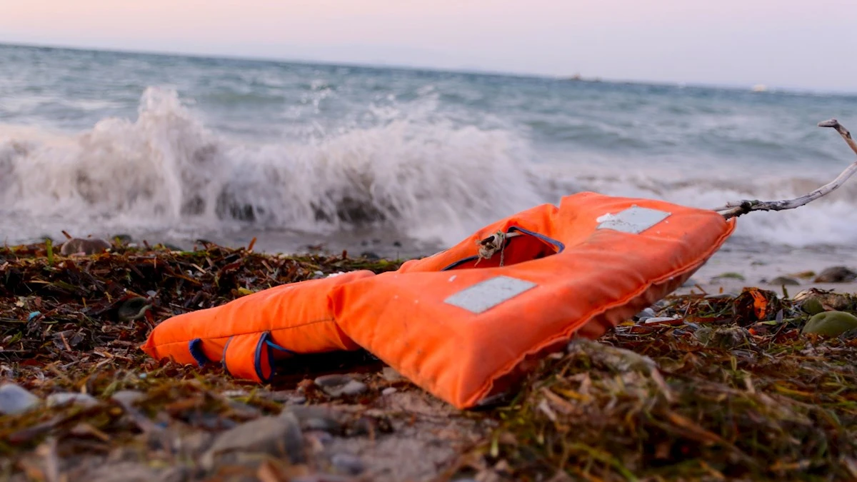 Un chaleco salvavidas abandonado en una playa próxima a la capital de Lesbos