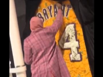 Carmelo Anthony, rindiendo homenaje a Kobe Bryant Carmelo Anthony, rindiendo homenaje a Kobe Bryant